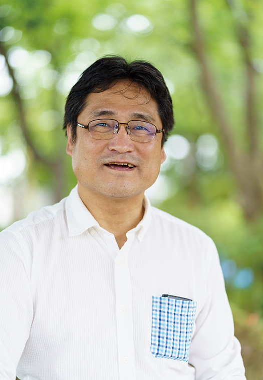田中淳夫(たなか・あつお)さん(森林ジャーナリスト) 聞き手/遠藤勝彦(本誌) 写真/永谷正樹 「人間の生理の奥には、自然界の刺激やリズムの記憶が染みついているから、森の中に入ると何とも言えない心地よさを感じるんだと思います」と、“森の癒し”について語る田中さん 田中淳夫さんのプロフィール 1959年大阪生まれ。静岡大学農学部林学科を卒業後、出版社、新聞社勤務を経て、フリーの森林ジャーナリストになり、森と人をテーマに執筆活動を続けている。奈良県生駒市在住。主な著書に『森を歩く──森林セラピーへのいざない』(角川SSC新書)、『森林異変』『森と日本人の1500年』(ともに平凡社新書)、『樹木葬という選択』『鹿と日本人──野生との共生1000年の知恵』(ともに築地書館)、『森は怪しいワンダーランド』(新泉社)、『ゴルフ場に自然はあるか? つくられた「里山」の真実』(電子本・ごきげんビジネス出版)、『絶望の林業』(新泉社)、2020年10月に新著『獣害列島』(イースト新書)が出版された。
