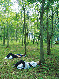 森の中を歩くと、視覚、嗅覚、触覚が刺激され、活性化する(長野県飯山市「母の森と神の森」写真提供=田中淳夫さん)