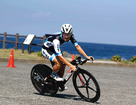 優勝を果たした、2018年の全日本マスターズ・タイムトライアルで走行中の岩島さん(画像提供:岩島さん)