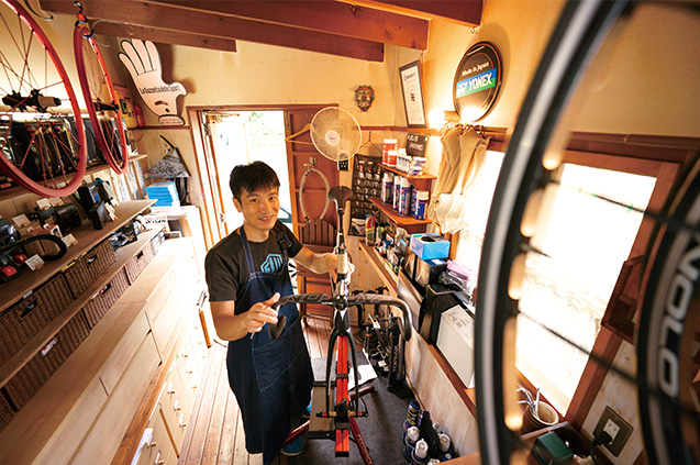 経営する自転車店「エイジサイクル」にて