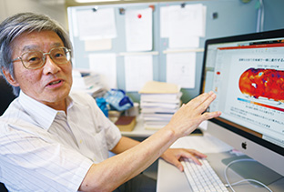 データを示しながら、地球温暖化と異常気象の関連性について説明する鬼頭さん