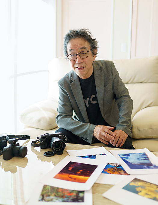 松原純一(まつばら・じゅんいち)さん│73歳│岐阜県中津川市 FUJIFILM X-E1などの愛機を横に、これまで撮った写真について語る松原さん 取材/佐柄全一 写真/永谷正樹