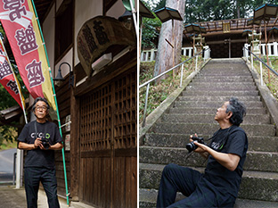 左:中津川市高山地区にある芝居小屋「常盤座」の前で/右:常磐神社の石段で、ぴたっとくるアングルと構図を探る
