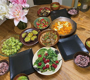 Uさん一家の食事、野菜中心料理が並ぶ