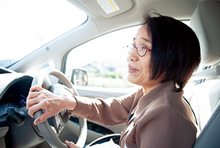 田上(たがみ)めぐみさん (67歳) 福岡県 田上めぐみさんと愛用の電気自動車 取材/原口真吾(本誌) 撮影/髙木あゆみ