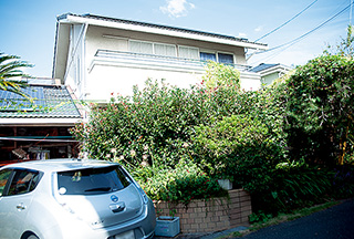 自宅の屋根に設置した太陽光パネルで、クリーンな電気を供給