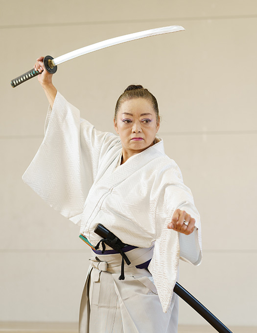 神谷秀美(かみや・ひでみ)さん│64歳│愛知県 剣を振りかざして舞う神谷さん。振り上げた剣の角度や目線の位置、指先の動きや形に至るまで、見せ方にこだわる 取材・写真/永谷正樹