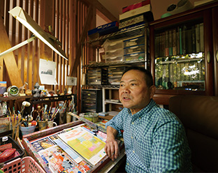 「急に昔の夢を思い出したりして、それを基に絵を描くこともあります。私の場合、どんなことでも創作の源泉になるんです」(自宅のアトリエで)