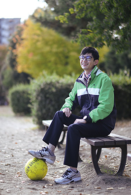 仕事場近くの公園にて。「自宅から仕事場まで、自転車で通勤しています。たまに公園でのんびりするのも気持ちいいですね」