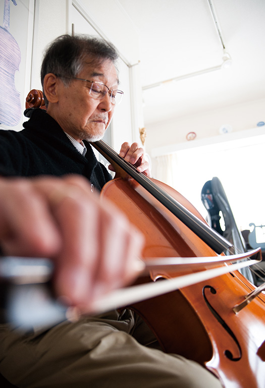 東家隆典(とうや・たかのり)さん│70歳│熊本市東区 チェロを演奏する東家さん。「弾くたびにチェロの奥深さを感じます」 取材/佐柄全一 写真/高木あゆみ