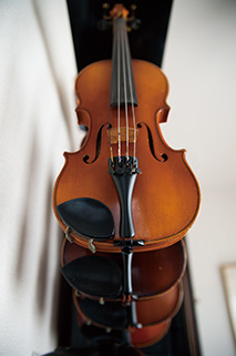 音楽との出合いは、小さな頃に習い始めたバイオリン。今も時折、バイオリンを奏でている