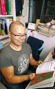 ウイルスに関する著作を手に解説する武村さん