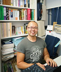 書棚に研究書がたくさん並ぶ東京理科大学の研究室で