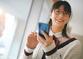「インターネットを使って、友人とその日にあった良かったことを報告しあっています。お互いに喜びを共有できるのが嬉しいですね」