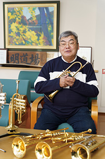 たくさんの種類があるトランペットの魅力について語る加藤さん