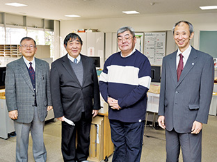 生長の家静岡県教化部で、長谷川千治・静岡教区教化部長(右端)や教化部職員の皆さんと
