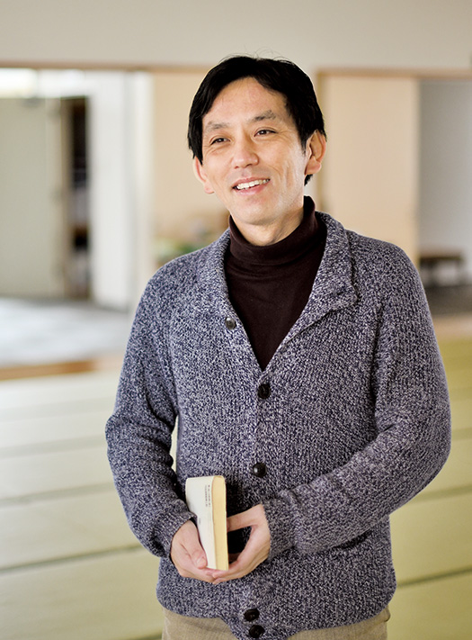 齋藤貴之(さいとう・たかゆき)さん│44歳│仙台市 「毎朝、午前4時半から神想観を実修するのが日課です」と語る齋藤さん。その柔和な顔から誠実な人柄が偲ばれる。生長の家宮城県教化部で 取材/多田茂樹 写真/遠藤昭彦