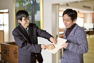 生長の家宮城県教化部職員の相澤俊弘さんと行事の打ち合わせをする