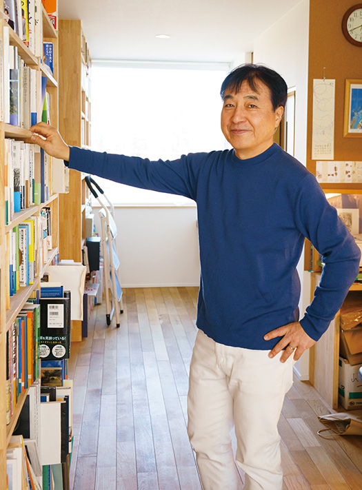 飯田哲也(いいだ・てつなり)さん(認定NPO法人環境エネルギー政策研究所所長) 聞き手/遠藤勝彦(本誌)写真/堀 隆弘 飯田哲也さんのプロフィール 1959年山口県生まれ。京都大学大学院工学部原子核工学専攻修了、東京大学大学院先端研究博士課程単位取得満期退学。大手鉄鋼メーカー、電力関連研究機関で原子力R&Dに従事した後に退職。認定NPO法人環境エネルギー政策研究所(ISEP)所長、総合資源エネルギー調査会基本問題委員会委員などを歴任。自然エネルギー政策の第一人者として知られ、日本政府及び地方自治体のエネルギー政策に大きな影響を与えている。著書に『北欧のエネルギーデモクラシー』(新評論)、『1億3000万人の自然エネルギー』(講談社)、共著に『原発社会からの離脱 自然エネルギーと共同体自治に向けて』(講談社現代新書)、『メガ・リスク時代の「日本再生」戦略─「分散革命ニューディール」という希望』(筑摩選書)。