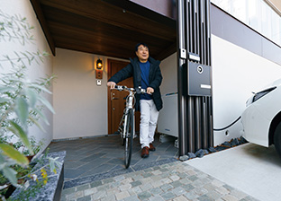 飯田さんは、地球環境に配慮して、太陽光発電(10kW)、高気密・高断熱の家に住み、電気自動車、自転車を愛用している
