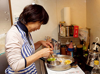 1つのフライパンで5品のおかずを調理する。「凍み豆腐などを使って、食感も楽しめるよう工夫しています」