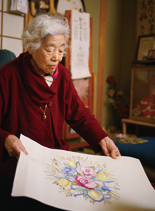 東 幸子(あずま・さちこ)さん│80歳│徳島市 古い布地をリメイクして作った座布団カバー。色に合わせた刺繍が美しい 取材/佐柄全一 写真/堀 隆弘
