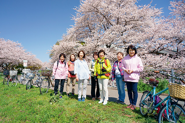 大久保恭子さん (72歳) さいたま市見沼区 コースの途中、満開の桜の下で自転車を停めて安らぐ7人の参加者。右から3人目が大久保恭子さん 取材/多田茂樹 撮影/堀 隆弘