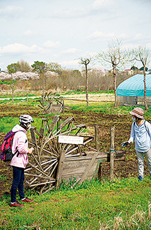 どろんこになって遊べる「どろんこ体験水田」には、足踏み式の水車が残されている