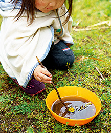 原っぱに咲く花を浮かべておままごと