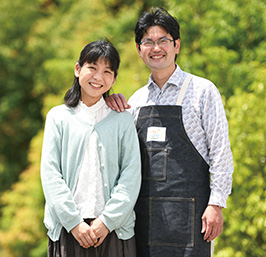 夫の隆平さんと。「近隣の山野には、タラの芽や山ウド、南天萩が自生しています。隆平さんが収穫してくれるので、それらを食材やお茶などに使うことで自然の恩恵に生かされていることを感じ、感謝の思いに満たされます」