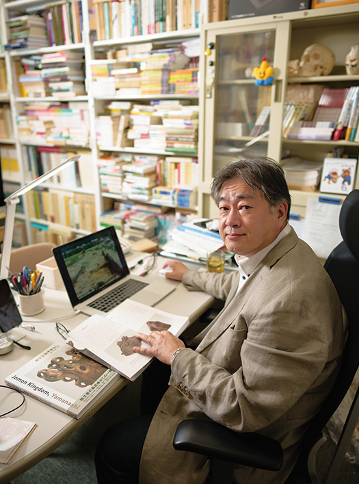 山田康弘(やまだ・やすひろ)さん(東京都立大学教授) 山田康弘さんのプロフィール 1967年、東京都生まれ。筑波大学第一学群人文学類卒業、筑波大学大学院博士課程歴史・人類学研究科中退。博士(文学)。現在、東京都立大学教授。専門は先史学で、縄文時代の墓制を中心に当時の社会構造・精神文化について研究を行う一方で、考古学と人類学を融合した研究分野の開拓を進めている。著書に『人骨出土例にみる縄文の墓制と社会』(同成社)、『老人と子供の考古学』(吉川弘文館)、『つくられた縄文時代 日本文化の原像を探る』(新潮選書)、『縄文人の死生観』(角川ソフィア文庫)、『縄文時代の歴史』(講談社現代新書)、監修に『縄文時代の不思議と謎』(実業之日本社)などがある。 聞き手/遠藤勝彦(本誌) 写真/堀 隆弘
