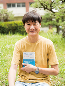 2020年に発刊された著書『海洋プラスチックごみ問題の真実 マイクロプラスチックの実態と未来予測』を手に