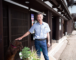 家々の軒先に彫刻が置かれている井波商店街で