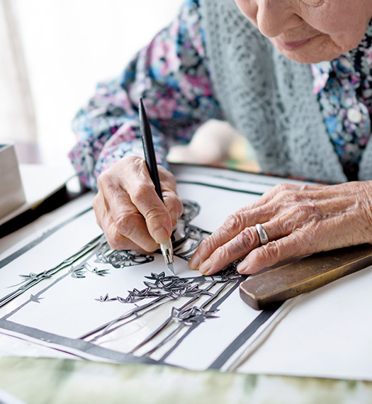 I.S.さん│97歳│群馬県 今、制作しているのは、来年の干支である寅。贈呈する人の笑顔を思い浮かべながら作っているという 取材／佐柄全一　写真／堀　隆弘