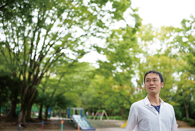 秋山宏次郎(あきやま・こうじろう)さん (一般社団法人こども食堂支援機構代表理事) 「SDGs17の目標は、持続可能な社会を実現するためにどうしても達成しなければならないものですから、皆さん、自分がキーマンなんだという当事者意識をもって臨んでほしいですね」と語る秋山さん 聞き手/遠藤勝彦(本誌) 写真/堀 隆弘ん 秋山宏次郎さんのプロフィール 一般社団法人こども食堂支援機構代表理事。SDGsオンラインフェスタ・ソーシャルイノベーションディレクター。企業版ふるさと納税の新たな活用モデル構築検討戦略会議・学識委員。企業から食品の寄付やフードロスを集め、全国のこども食堂に100万食以上を提供。大手企業の社員時代から他社や行政にさまざまな提案をし、内閣府認定の官民連携優良事例(全国5選)など、20以上の新規プロジェクト発起人として多くの案件を実現に導く。その他、大学での授業、講演、執筆活動まで幅広く活動するパラレルワーカー。バウンド著『こどもSDGs なぜSDGsが必要なのかがわかる本』『数字でわかる!こどもSDGs 地球がいまどんな状態かわかる本』(いずれもカンゼン刊)を監修している。