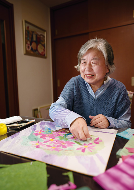 石丸豊子（いしまる・とよこ）さん│68歳│神戸市 ちぎり絵は石丸さんにとって心の安定剤。没頭すると心の奥底から喜びが湧くという　 取材／佐柄全一　写真／堀　隆弘