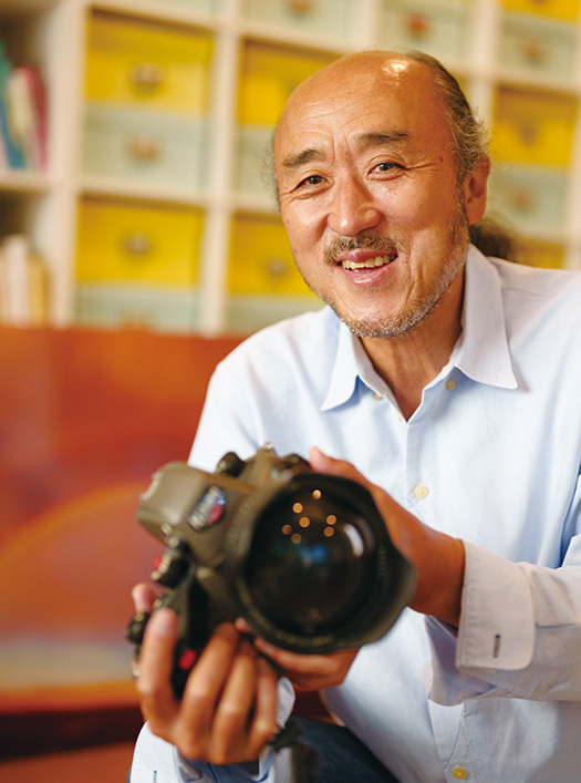 高砂淳二(たかさご・じゅんじ)さん(自然写真家) 「自然や生き物を見て心が揺さぶられるのは、人間が、自然が秘める何かに呼応する感性をもともと持っている、分かっているからなんだと思います」と、愛機を手に語る高砂さん 聞き手/遠藤勝彦(本誌) 写真/堀 隆弘 高砂淳二さんのプロフィール 自然写真家。1962年、宮城県石巻市生まれ。ダイビング専門誌専属カメラマンを経て1989年に独立。世界中の国々を訪れ、海の中から、生き物、虹、風景、星空など地球全体をフィールドに撮影活動を続けている。著書は、『PLANET OF WATER』(日経ナショナルジオグラフィック社)、『night rainbow~祝福の虹』『ASTRA』『虹の星』『夜の虹の向こうへ』『Children of the Rainbow』(以上、小学館)、『Dear Earth』『そら色の夢』『南の夢の海へ』(以上、バイインターナショナル)など多数。写真展を多数開催するとともに、自然のこと、自然と人間との関係、人間の役割などをトークショーやテレビ、ラジオ、雑誌などを通して幅広く伝え続けている。