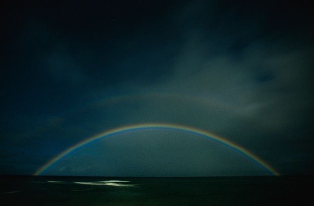 ハワイの西マウイ、カアナパリで撮影したナイトレインボー（高砂淳二著『夜の虹の向こうへ』より） 写真提供：高砂淳二さん