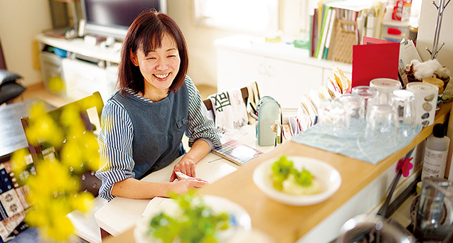 台所にあるデスクで書き物をする　