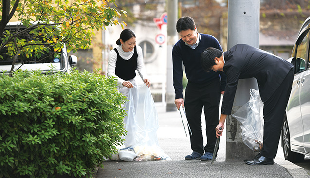 「ふーどばんくOSAKA」でのボランティア活動以外にも、生長の家大阪教化部周辺のクリーンウォーキングを定期的に行っている