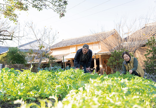 よきパートナーである夫の宏孝さんと無農薬で野菜を育てている