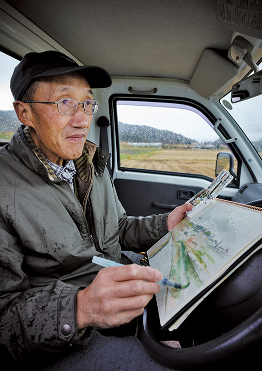 雨の日は、車の運転席で絵を描く。「こんな日はかえって山の稜線がきれいなんですよ」齊藤健一（さいとう・けんいち）さん│72歳│長野県伊那市取材／佐柄全一　写真／堀　隆弘 