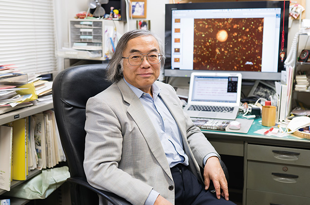 「遺伝子を調べる技術と蛍光染色という科学的手法が発達したおかげで、土の中で活動する微生物の1%しか知らなかったということが分かったんです」と語る染谷さん。佐賀大学の研究室で