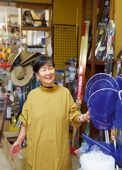 「夫が見守ってくれていることに感謝しながら、毎日店を開けています」（冨山釣具店で）