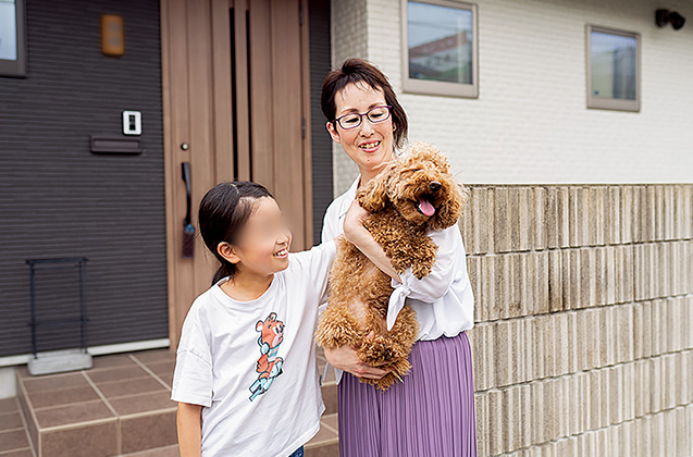 三女、愛犬のてんと自宅前で