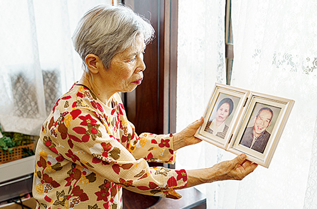 両親の遺影を手に