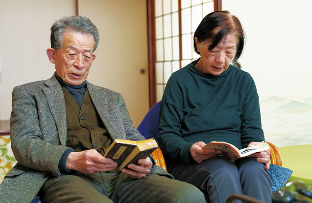 妻の昭子さんと聖経読誦に励む(写真/永谷正樹)