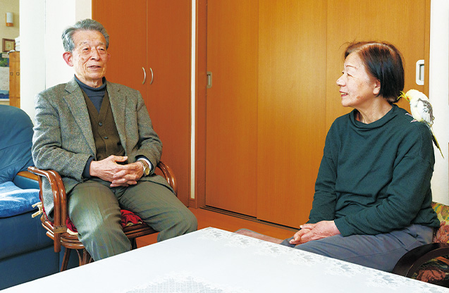 生長の家の話をすることが多いという矢野さん夫妻。昭子さんの肩にとまっているのは、オカメインコの「チャッキー」(写真/永谷正樹)