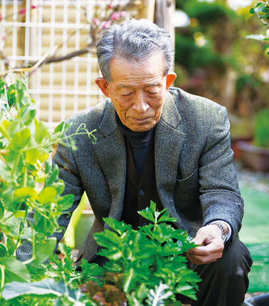 自宅の庭の一角で野菜作りもしている(写真/永谷正樹)