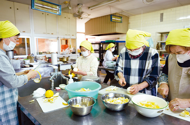 厨房では朝早くから白鳩会メンバーが集まり、手慣れた様子で食事の支度をしていた